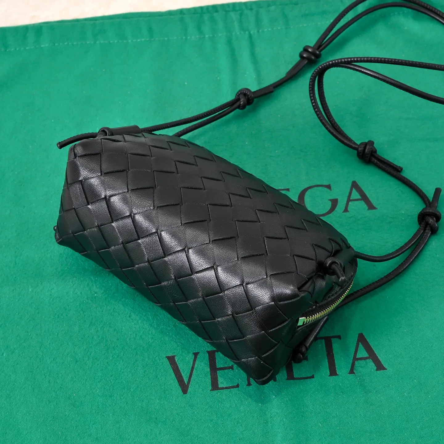 Batch 1260 #Bv The new Concert pouch is the most beautiful and practical mini bag I have ever seen 🎈 The bag body adopts the classic lntrecciato weaving process✅ It is equipped with a leather double-headed zipper, the opening is wide, easy to take and put, the shoulder strap knot can be slid to adjust the length freely, that is, 🉑️crossbody/underarm, and can be used as a clutch bag. Small body, large capacity, so practical! The key is that it is extremely versatile! Come and buy this small, exquisite, beautiful and versatile bag 👍 Model: 4258 Size: 18.5*11.5*8.5
